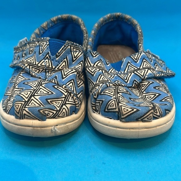 Toms easy on velcro sneakers Toddler 6, blue and white chevron - Picture 2 of 5